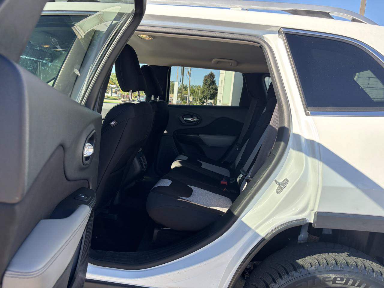 Used 2014 Jeep Cherokee Latitude w/ Cold Weather Group AWD/4WD image 29