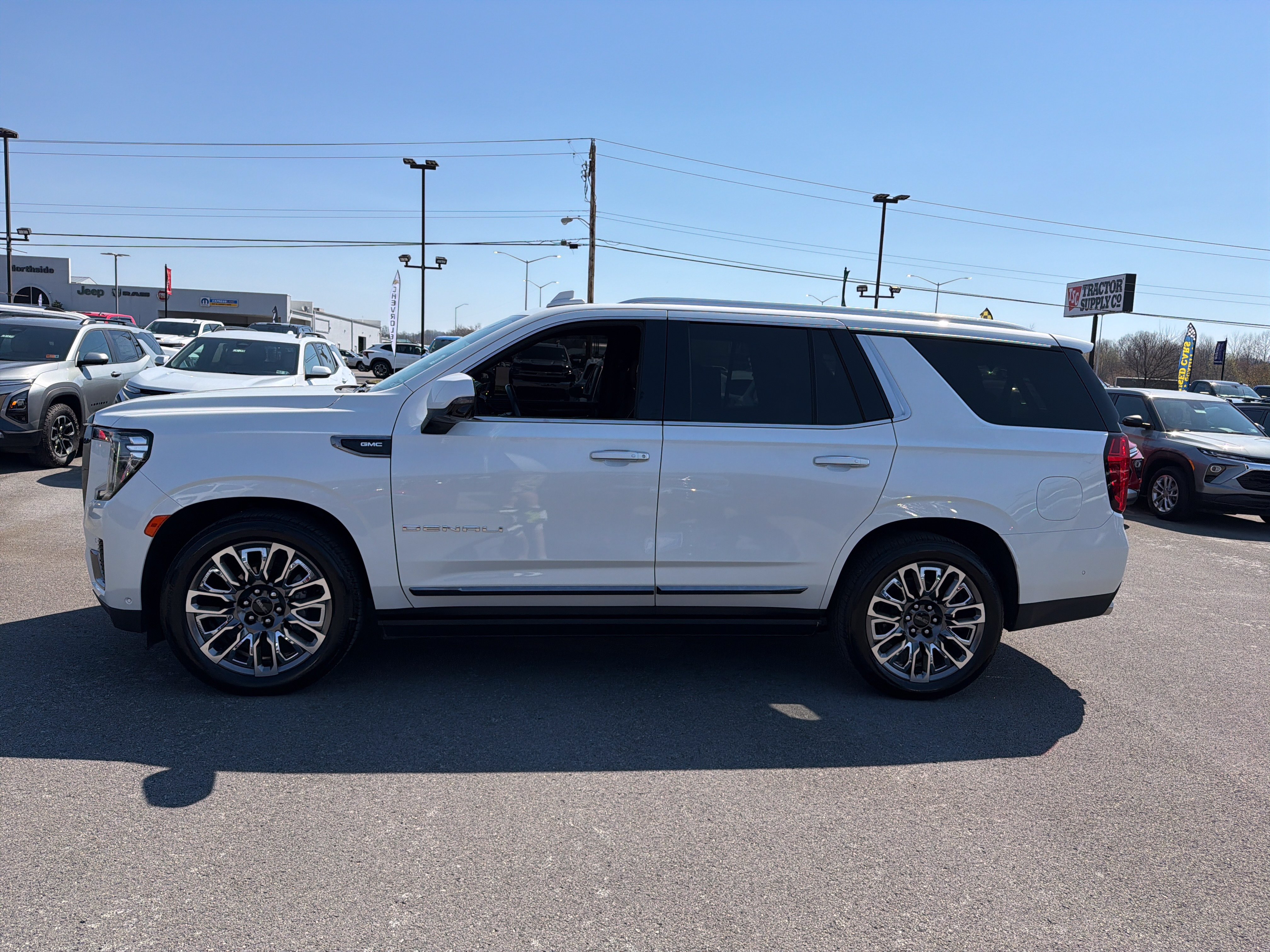 Used 2024 GMC Yukon Denali Ultimate AWD/4WD image 10
