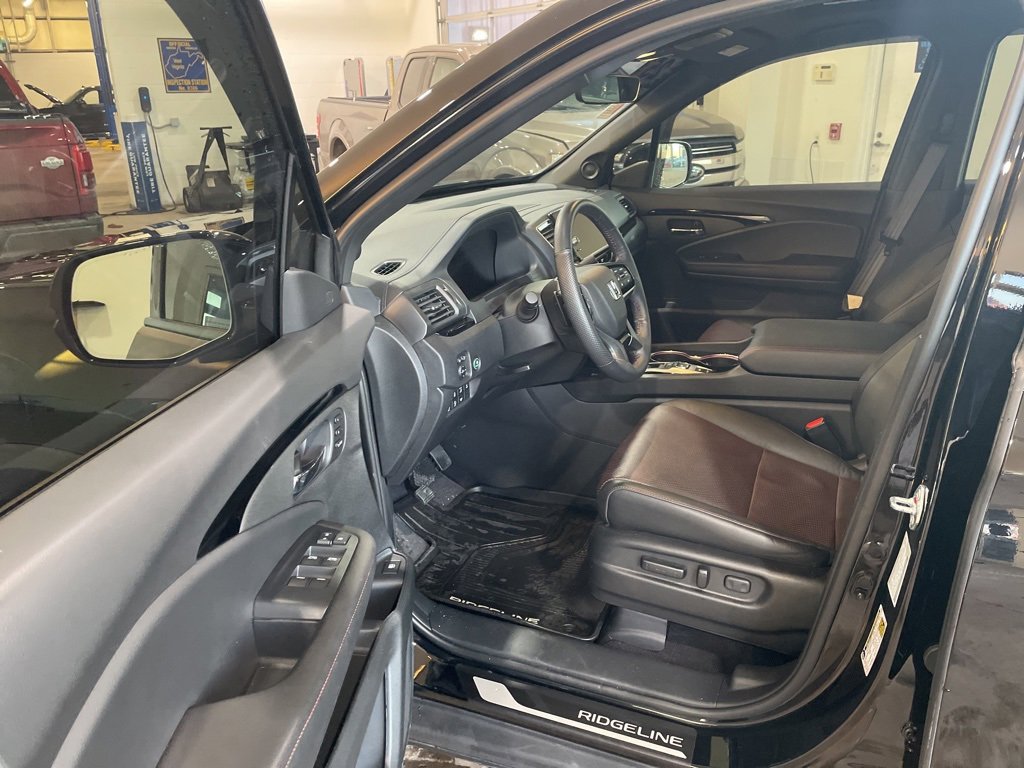 Used 2025 Honda Ridgeline Black Edition image 13