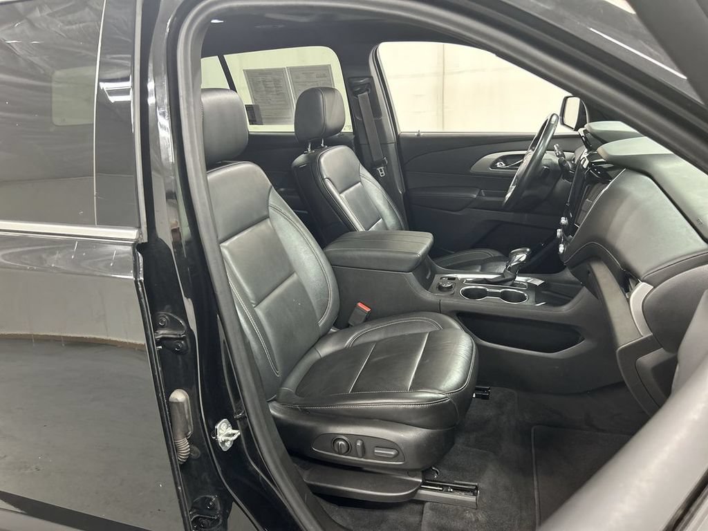 Used 2022 Chevrolet Traverse LT w/ LT Premium Package AWD/4WD image 24