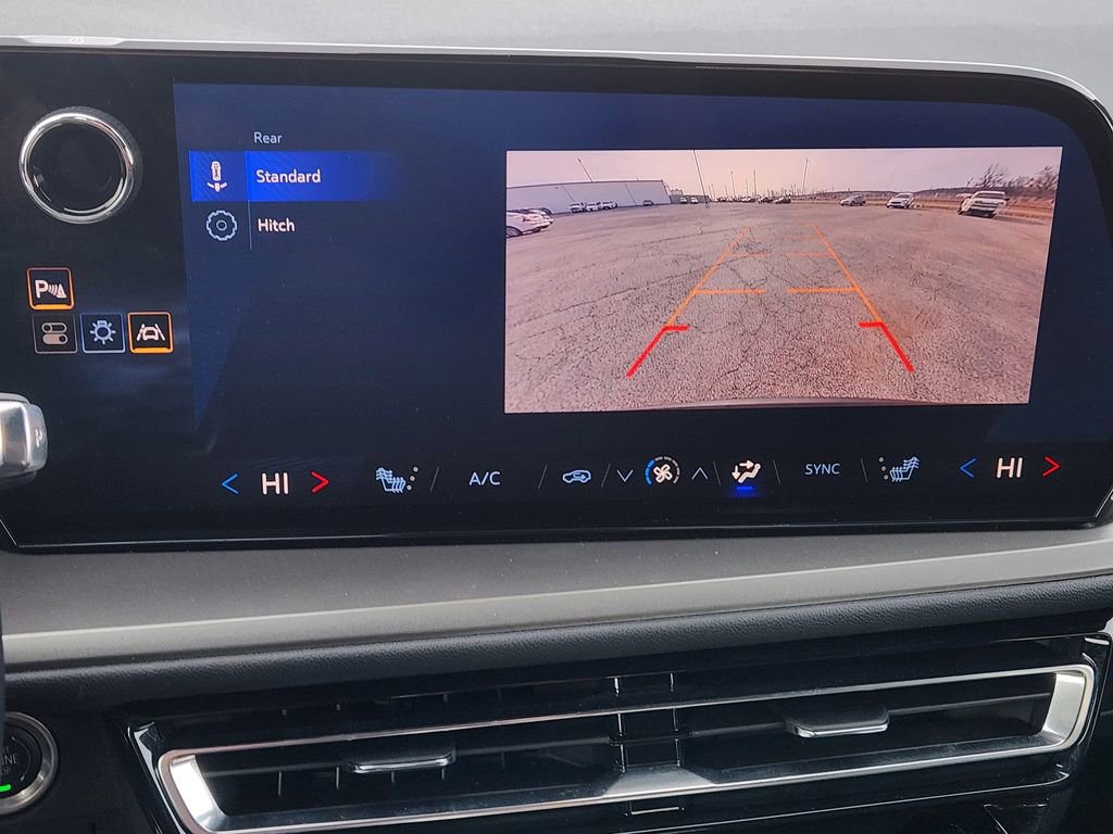 Used 2025 Chevrolet Traverse LT image 18