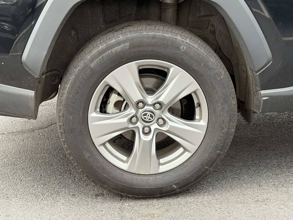 Used 2024 Toyota RAV4 XLE FWD image 9