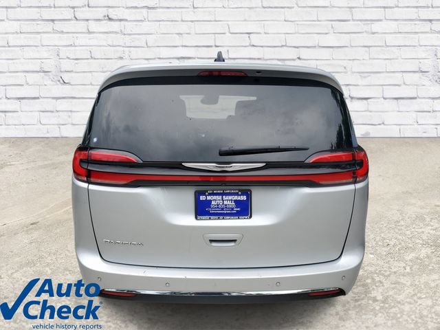 Used 2024 Chrysler Pacifica Touring-L FWD image 3