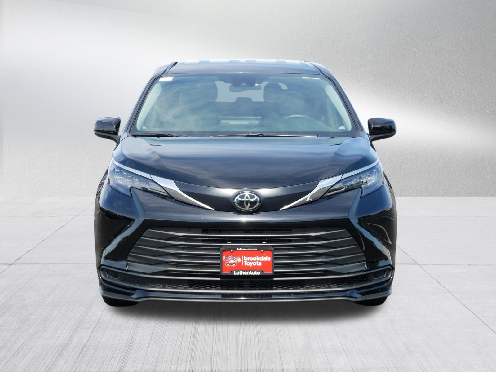 Certified 2026 Toyota Sienna LE FWD image 2