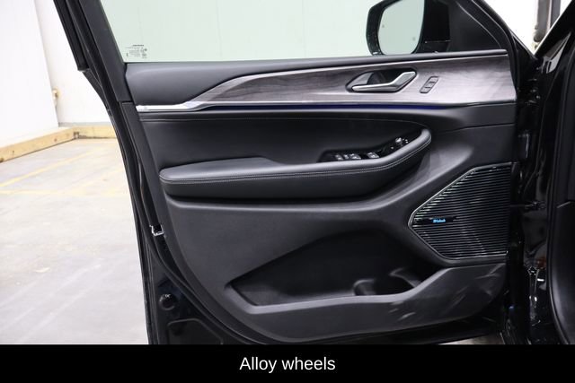 Used 2023 Jeep Grand Cherokee Overland image 18