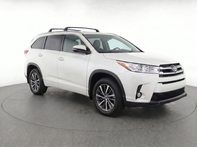 Certified 2017 Toyota Highlander XLE AWD/4WD image 3