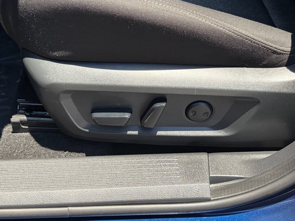Used 2025 Nissan Rogue SV AWD/4WD image 24