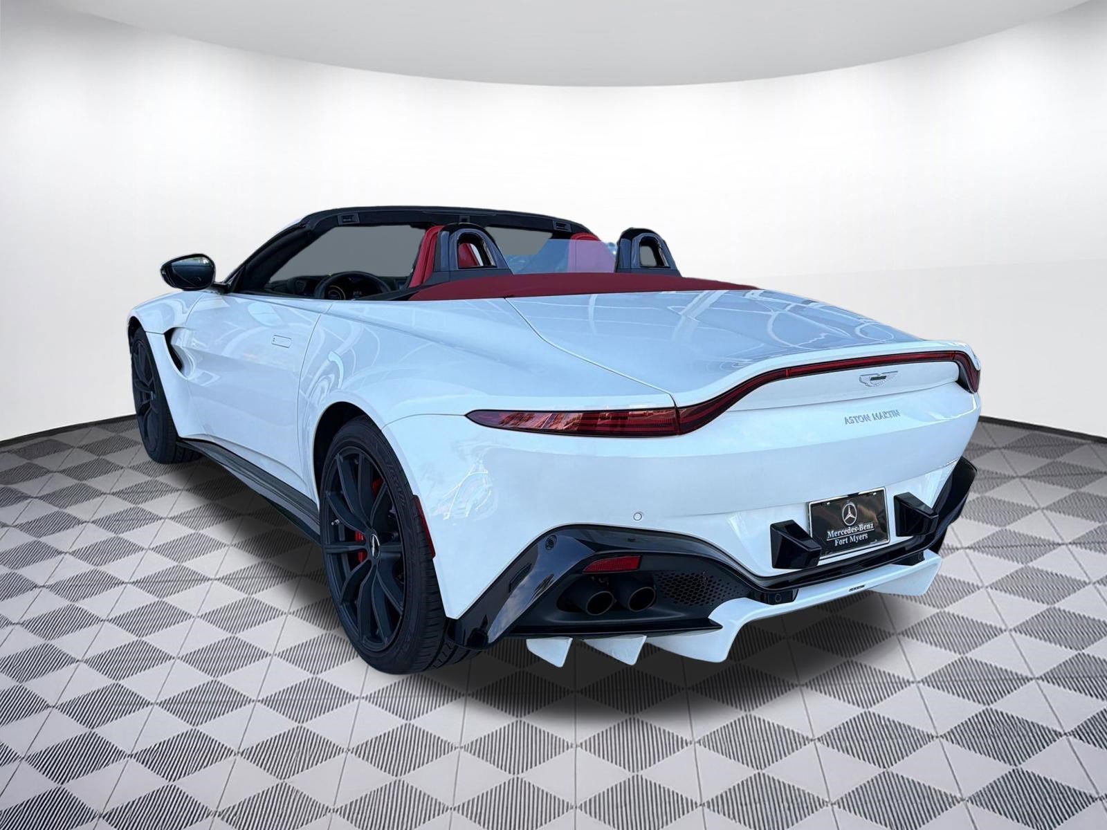 Used 2021 Aston Martin V8 Vantage Roadster RWD image 3