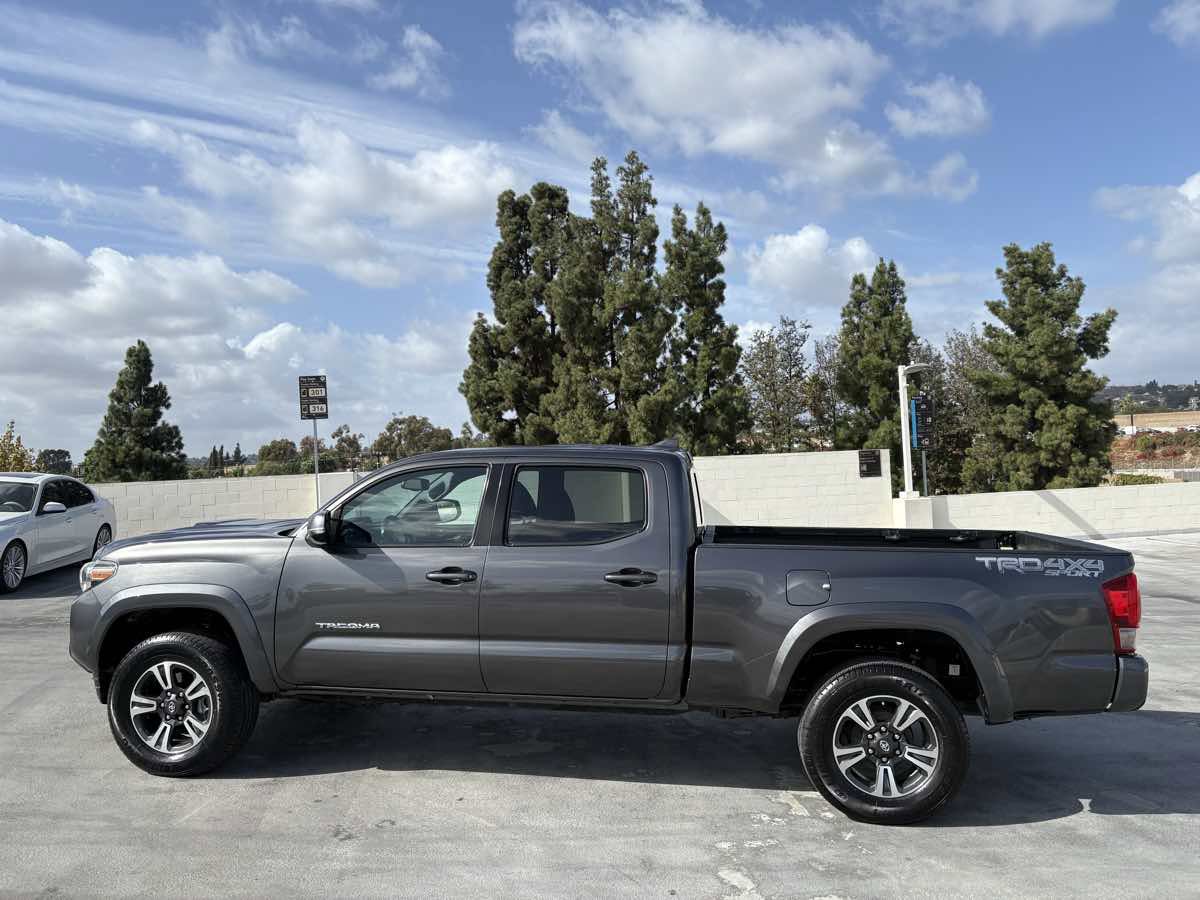 Used 2017 Toyota Tacoma TRD Sport image 11