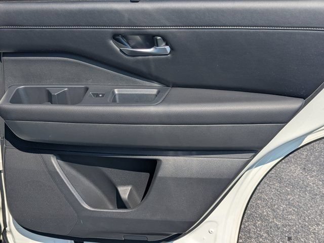 Used 2024 Nissan Pathfinder SL AWD/4WD image 16