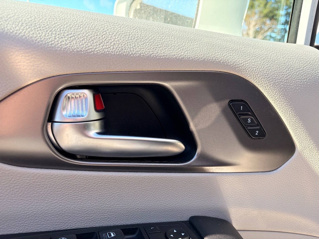 Used 2020 Chrysler Pacifica Touring-L FWD image 28