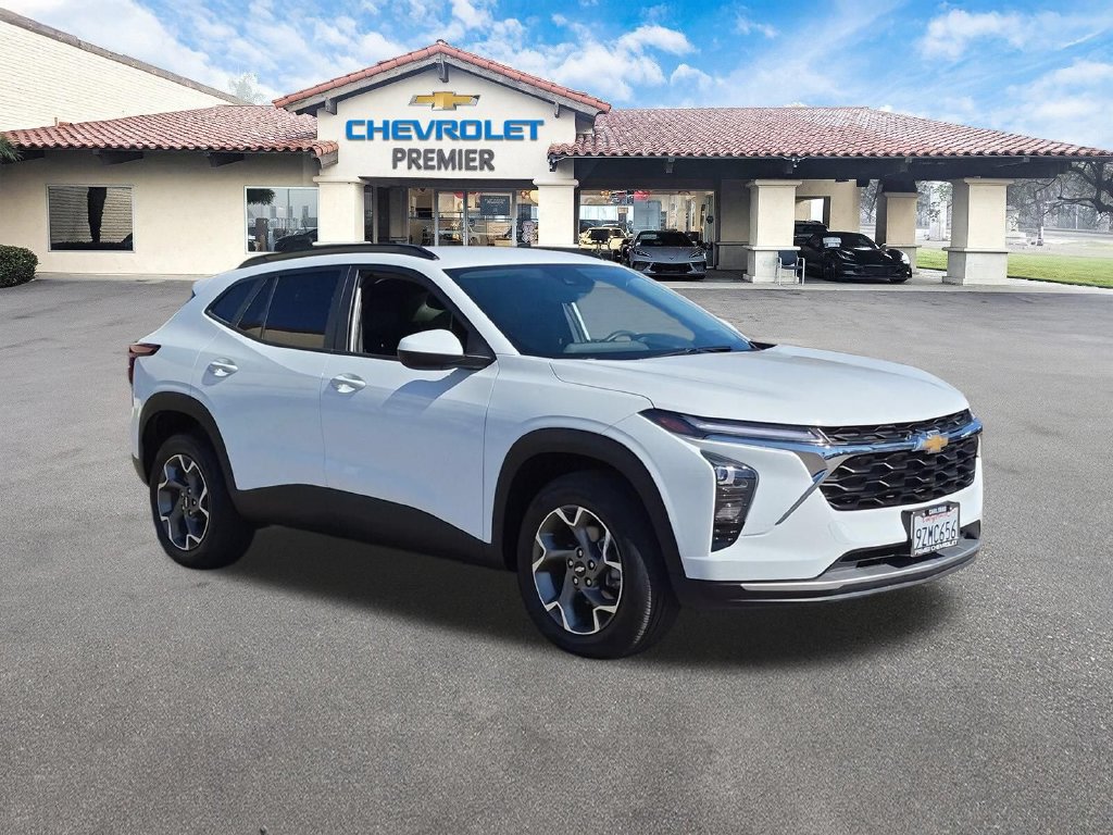 Used 2025 Chevrolet Trax LT FWD image 2