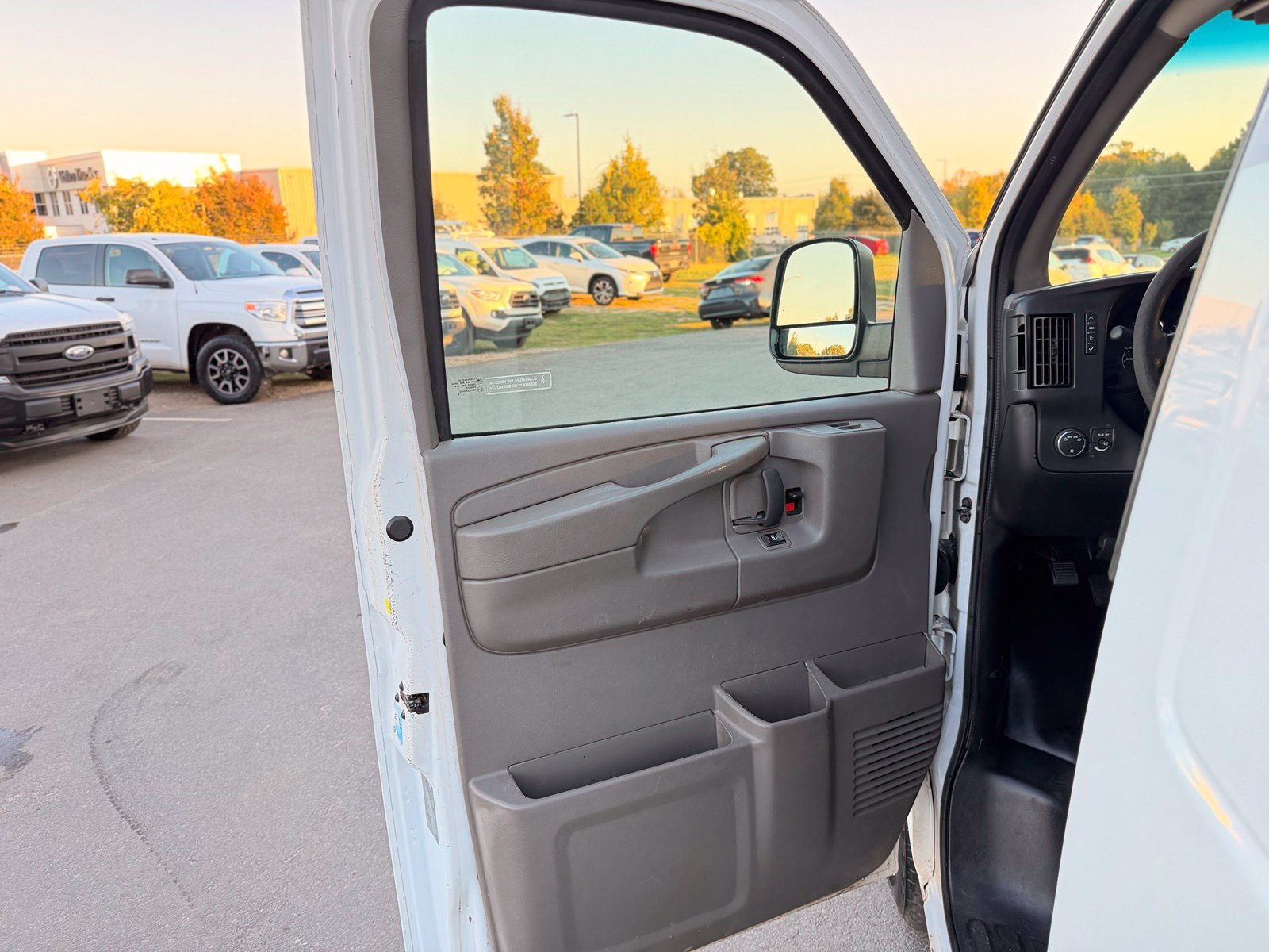 Used 2015 Chevrolet Express 2500 RWD image 17