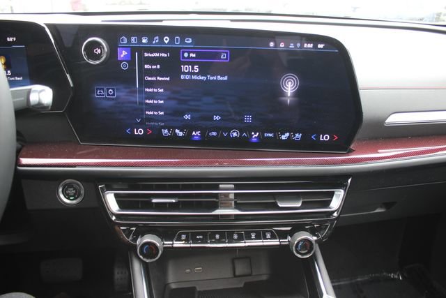 Used 2025 Chevrolet Traverse RS AWD/4WD image 4