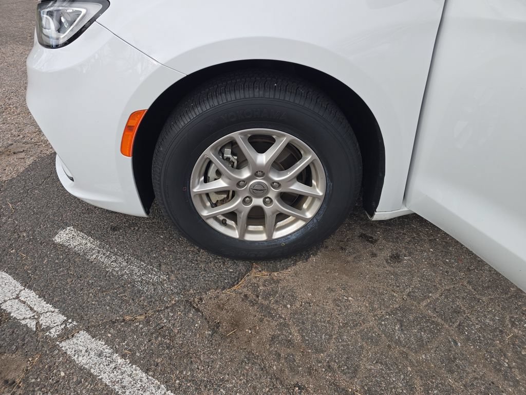 Used 2024 Chrysler Pacifica Touring-L FWD image 26