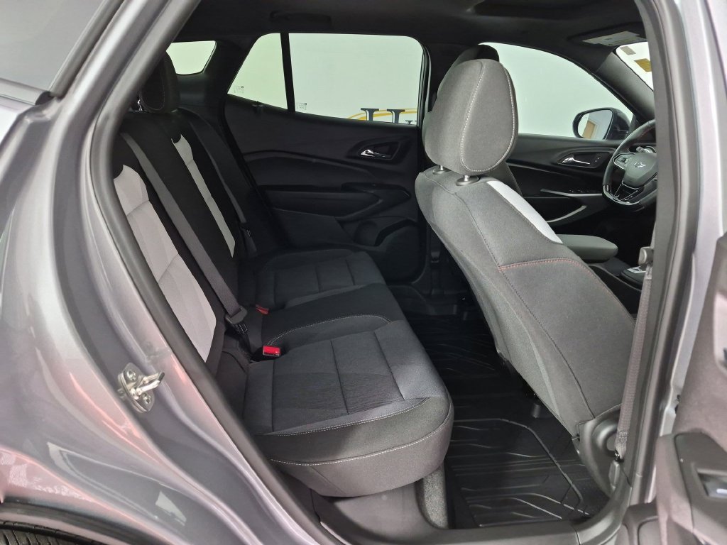 Used 2026 Chevrolet Trax RS w/ Sunroof Package FWD image 32