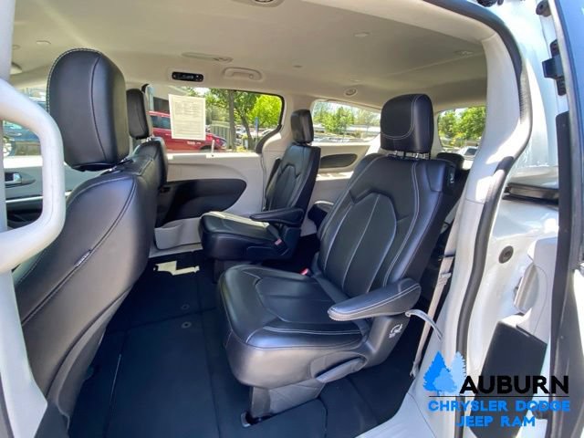 Used 2024 Chrysler Pacifica Touring-L FWD image 27