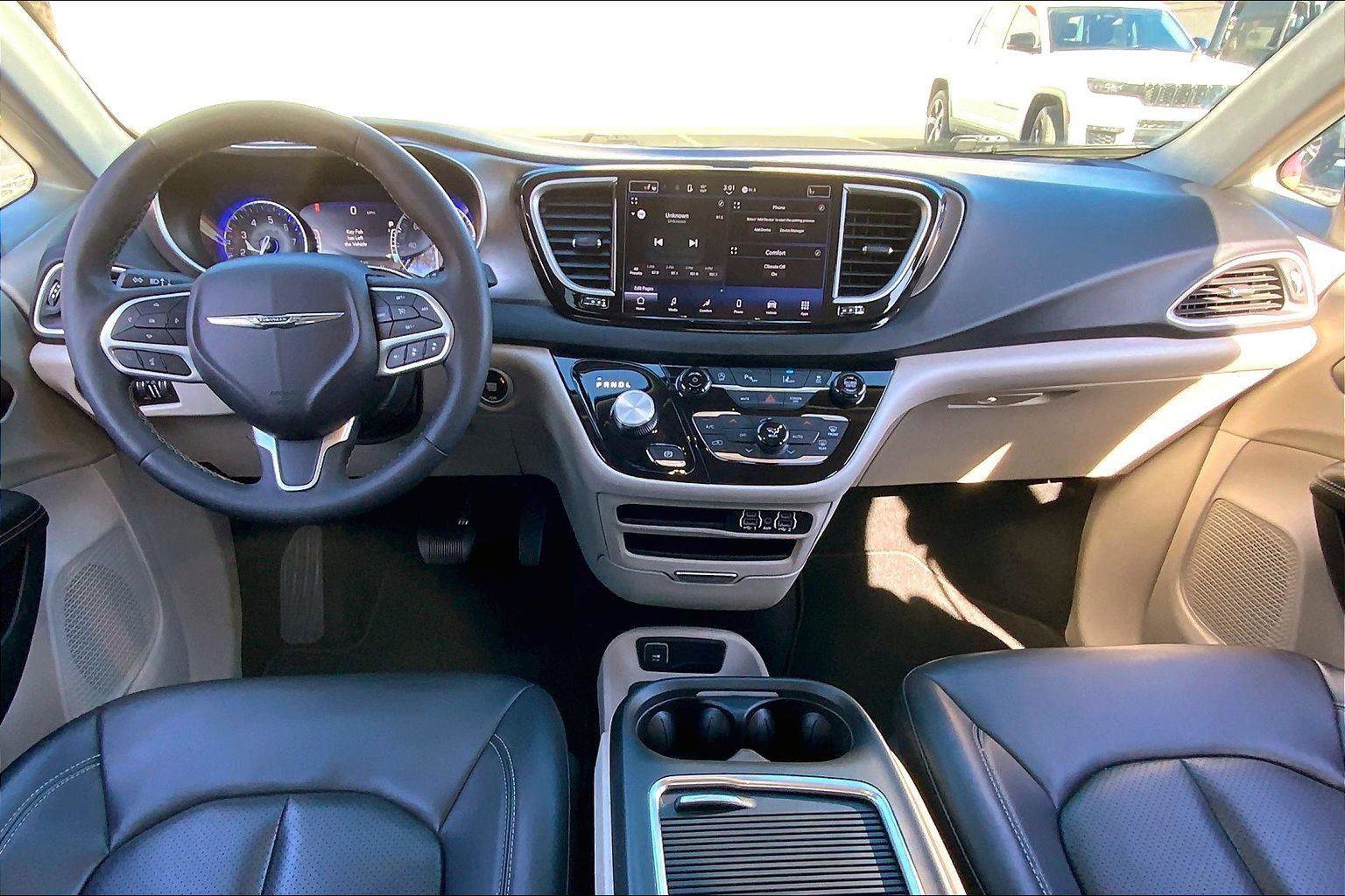 Used 2023 Chrysler Pacifica Touring-L image 13