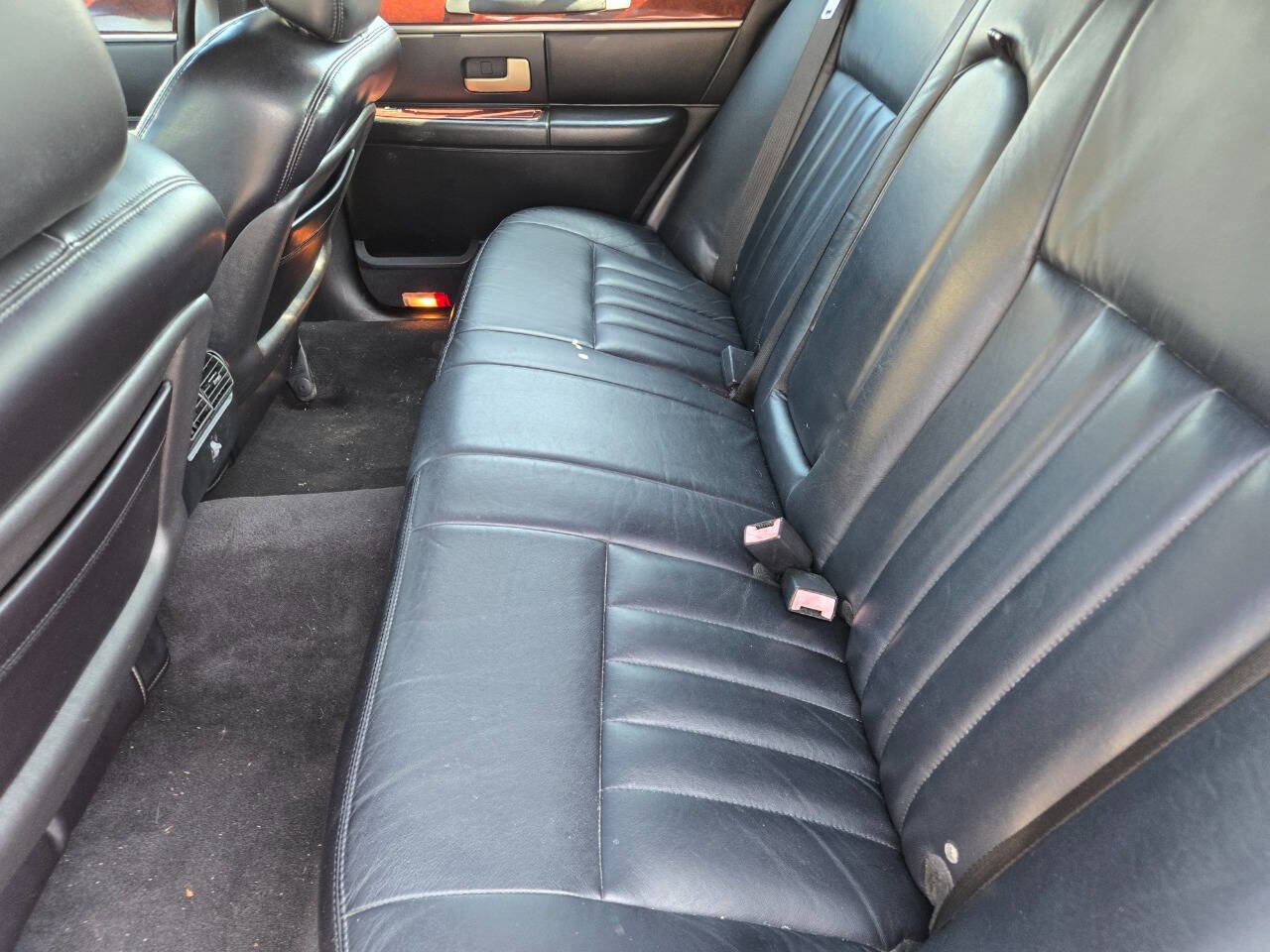 Used 2004 Lincoln Town Car Signature image 17