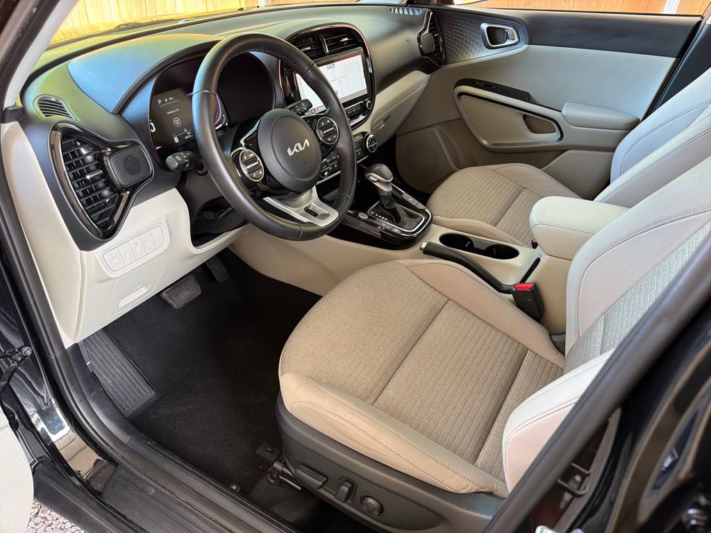 Used 2023 Kia Soul EX FWD image 2