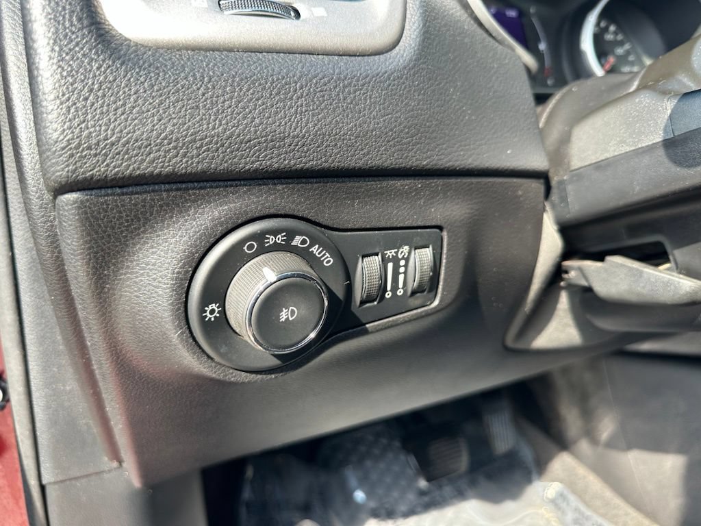 Used 2020 Jeep Compass Latitude w/ Cold Weather Group AWD/4WD image 16