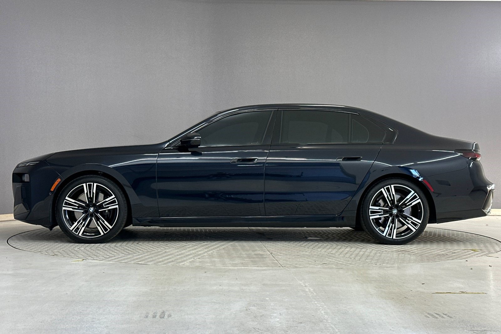 Certified 2023 BMW 740i RWD image 2