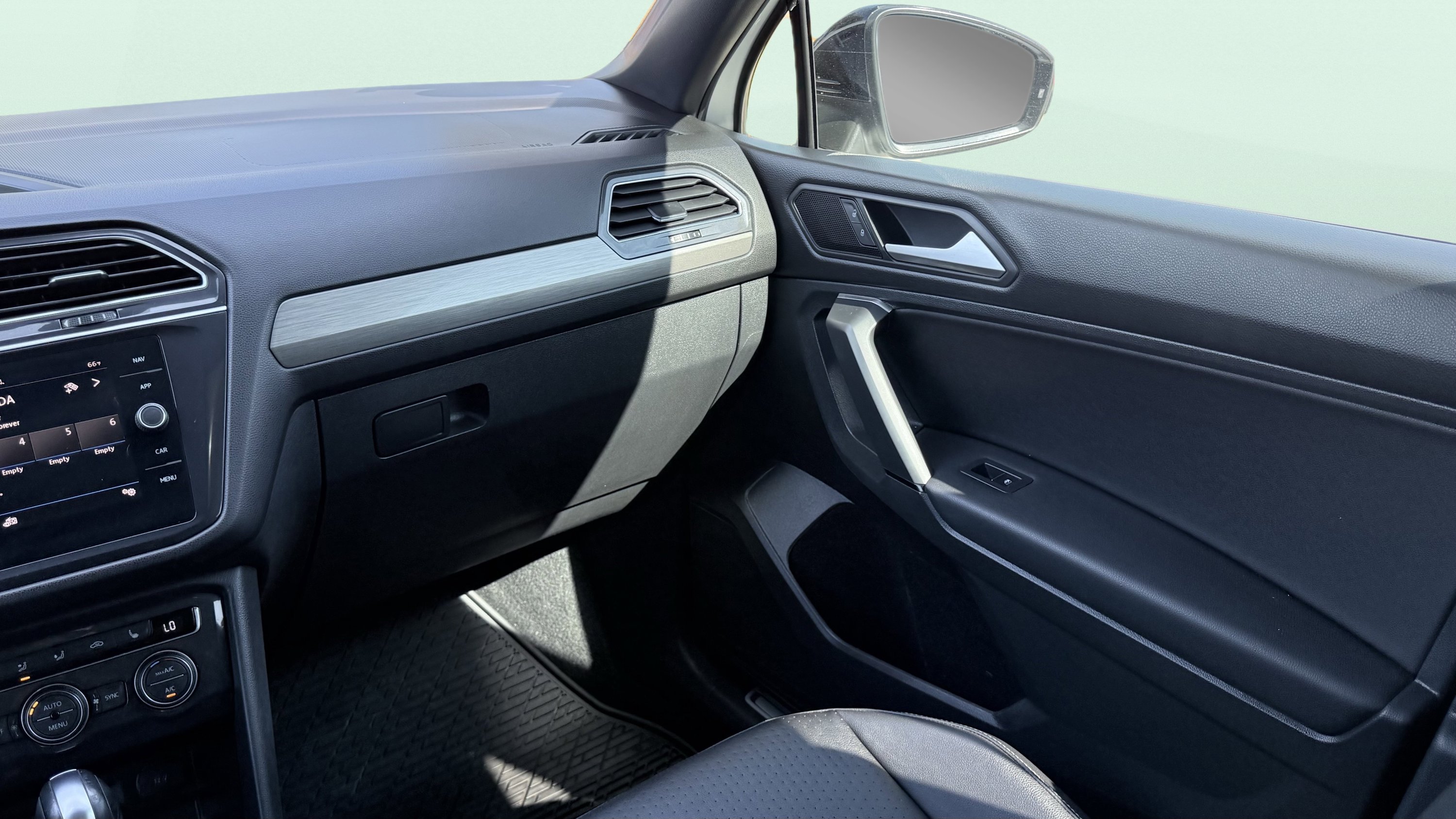 Used 2019 Volkswagen Tiguan SEL R-Line FWD image 56