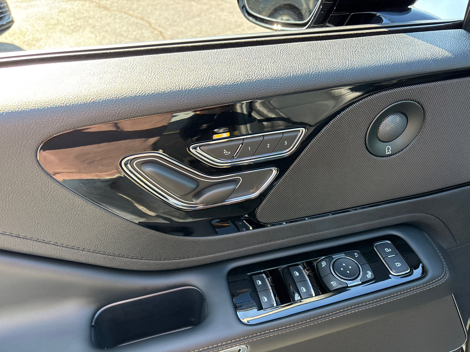 New 2026 Lincoln Aviator Reserve w/ Jet Appearance Package AWD/4WD image 12