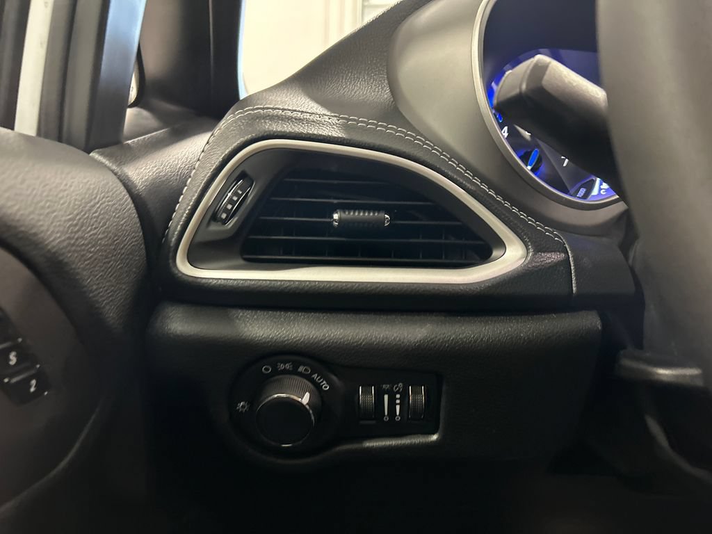 New 2027 Chrysler Pacifica Select FWD image 19