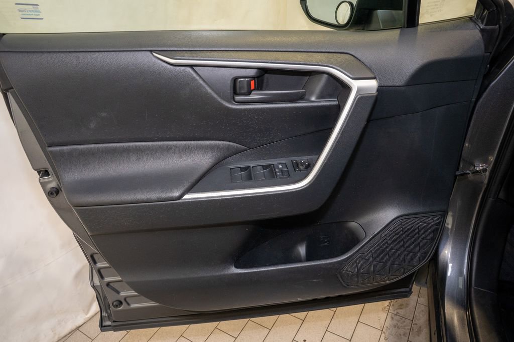 Used 2019 Toyota RAV4 LE image 10