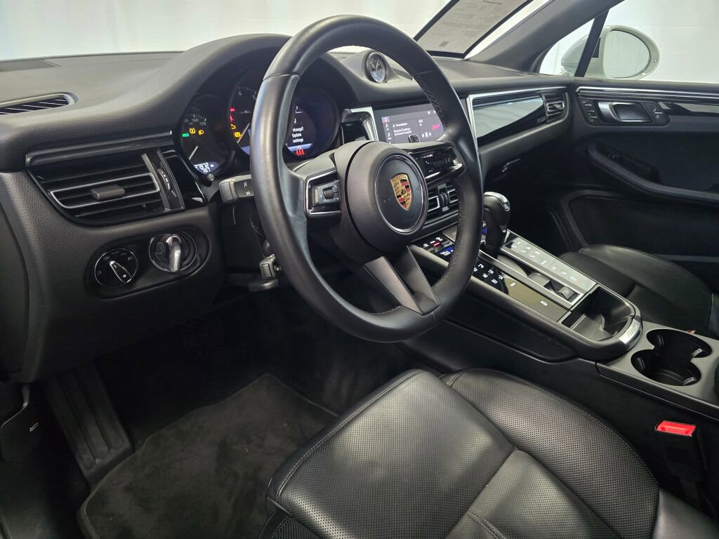 Certified 2024 Porsche Macan image 4