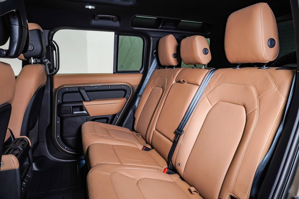 Used 2025 Land Rover Defender 110 X-Dynamic SE AWD/4WD image 17