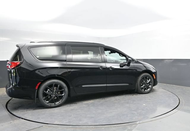 New 2027 Chrysler Pacifica Limited FWD image 2