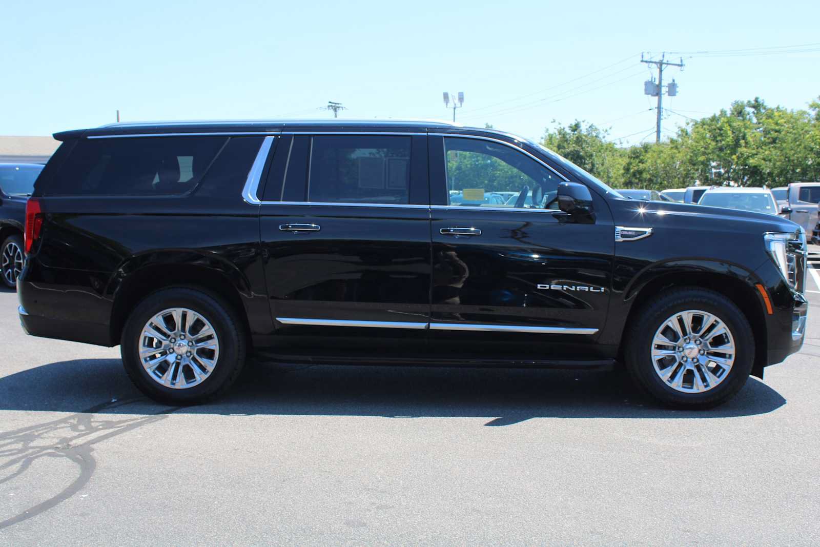 Certified 2025 GMC Yukon XL Denali AWD/4WD image 8