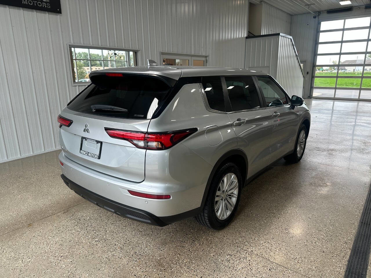 Used 2023 Mitsubishi Outlander ES image 12