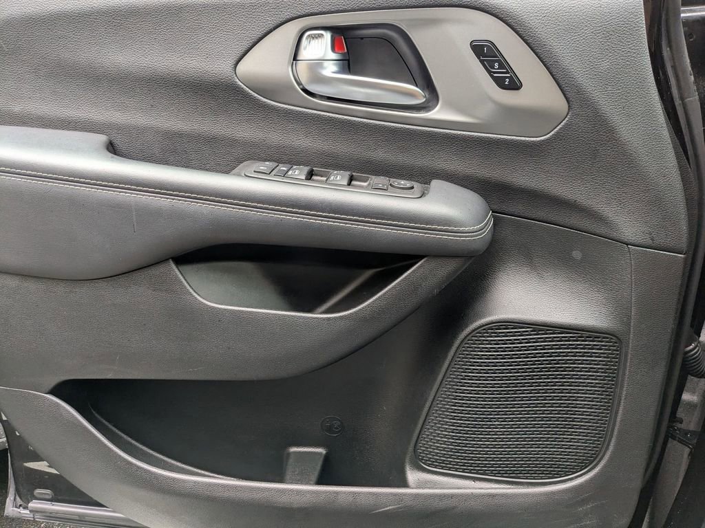 Used 2025 Chrysler Pacifica Select image 11