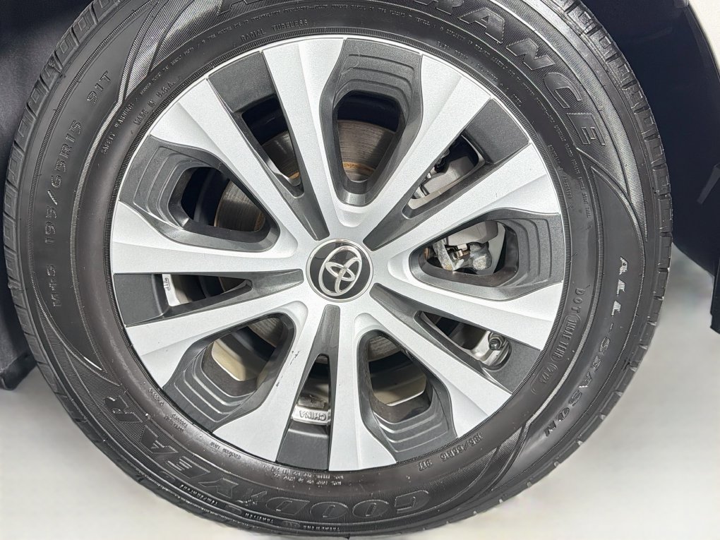 Used 2020 Toyota Prius Prime XLE FWD image 32