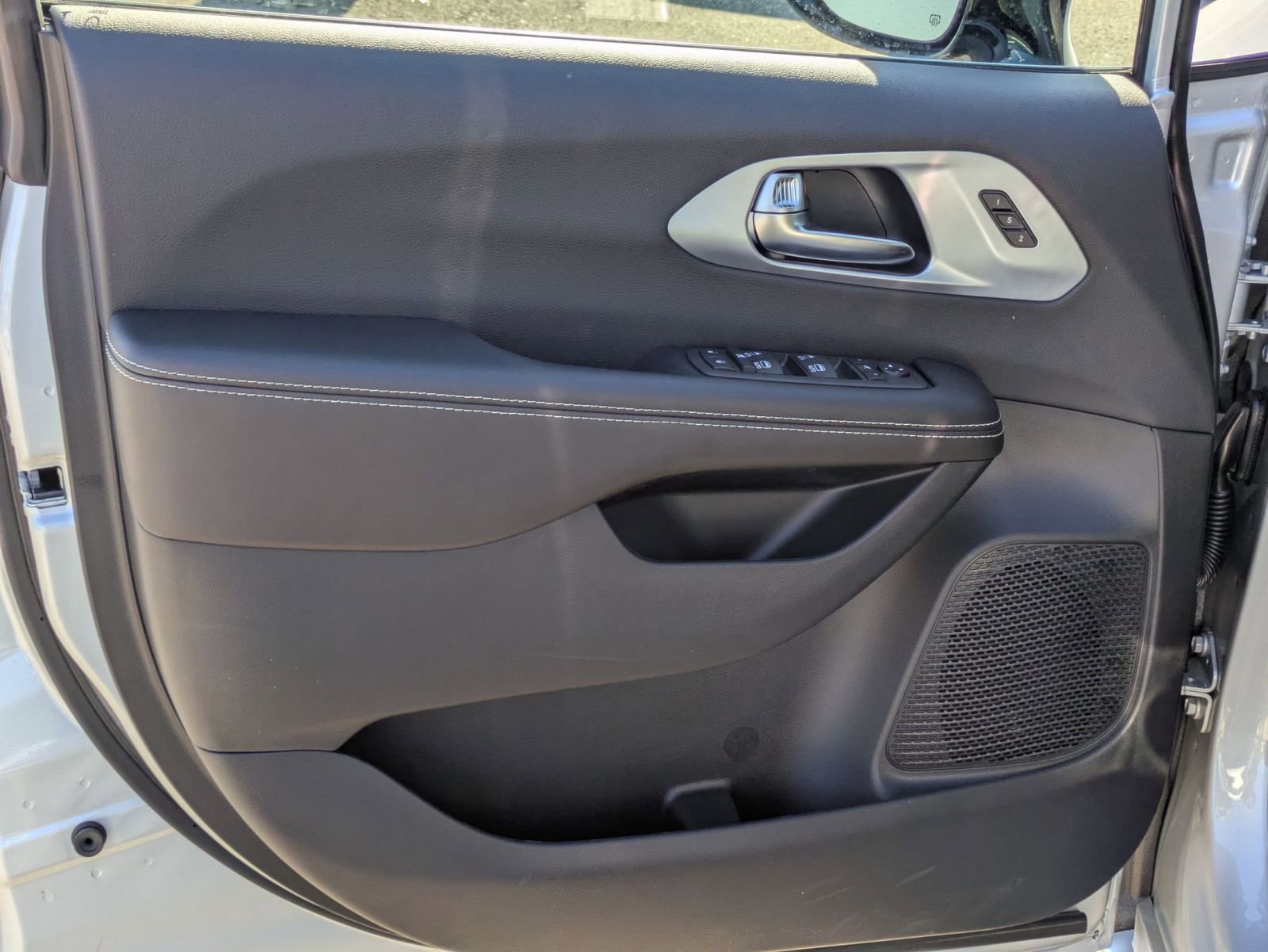 New 2026 Chrysler Pacifica Limited FWD image 10