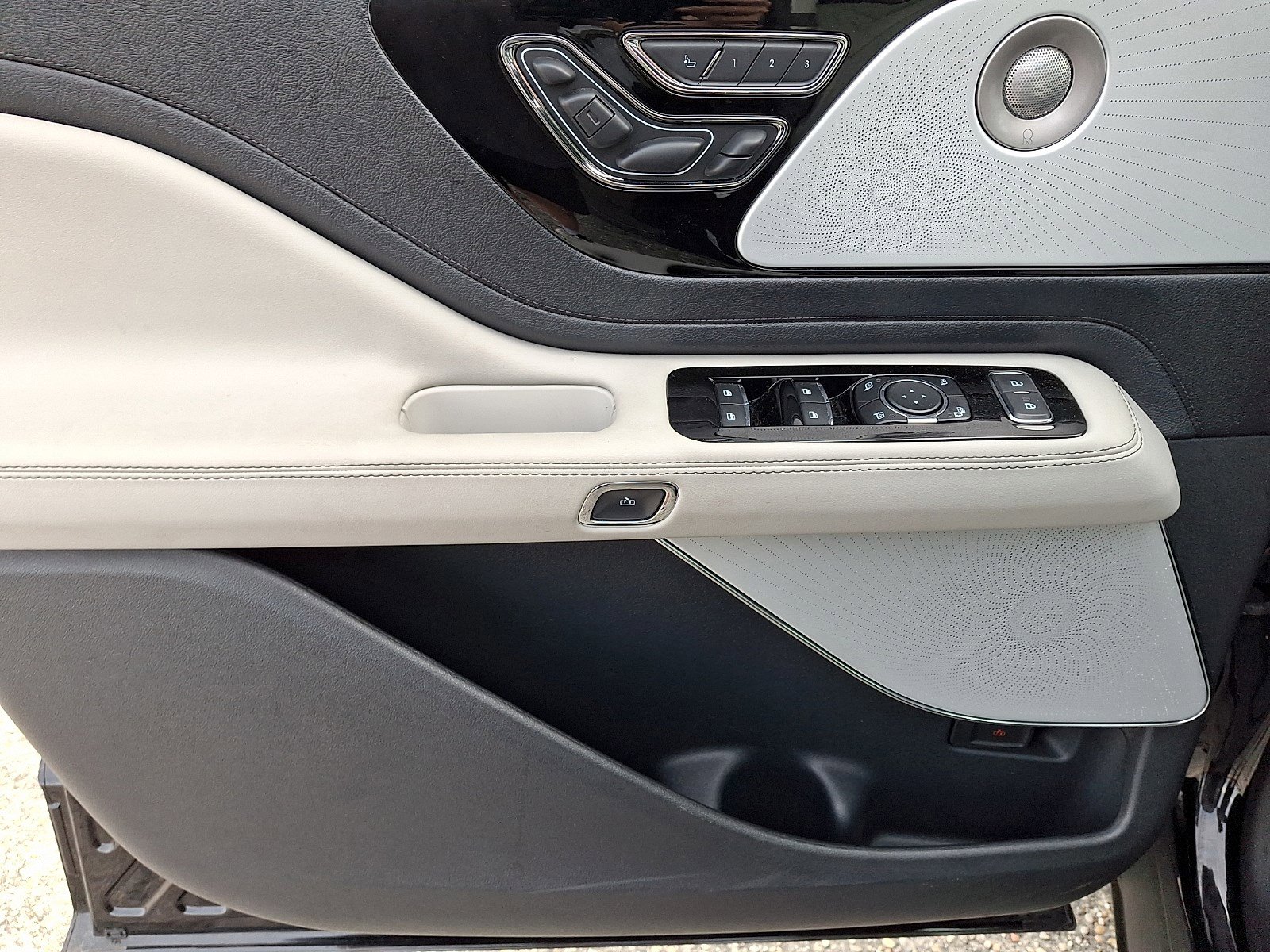 Certified 2025 Lincoln Aviator Reserve w/ Equipment Group 201A image 11