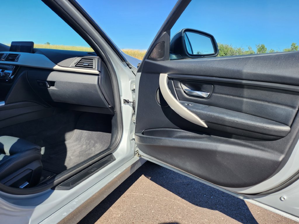 Used 2016 BMW 320i xDrive Sedan AWD/4WD image 25