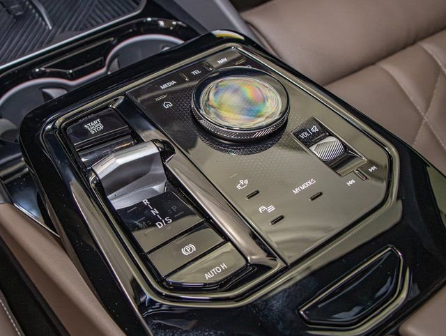 Used 2026 BMW 550e xDrive w/ Premium Package image 20