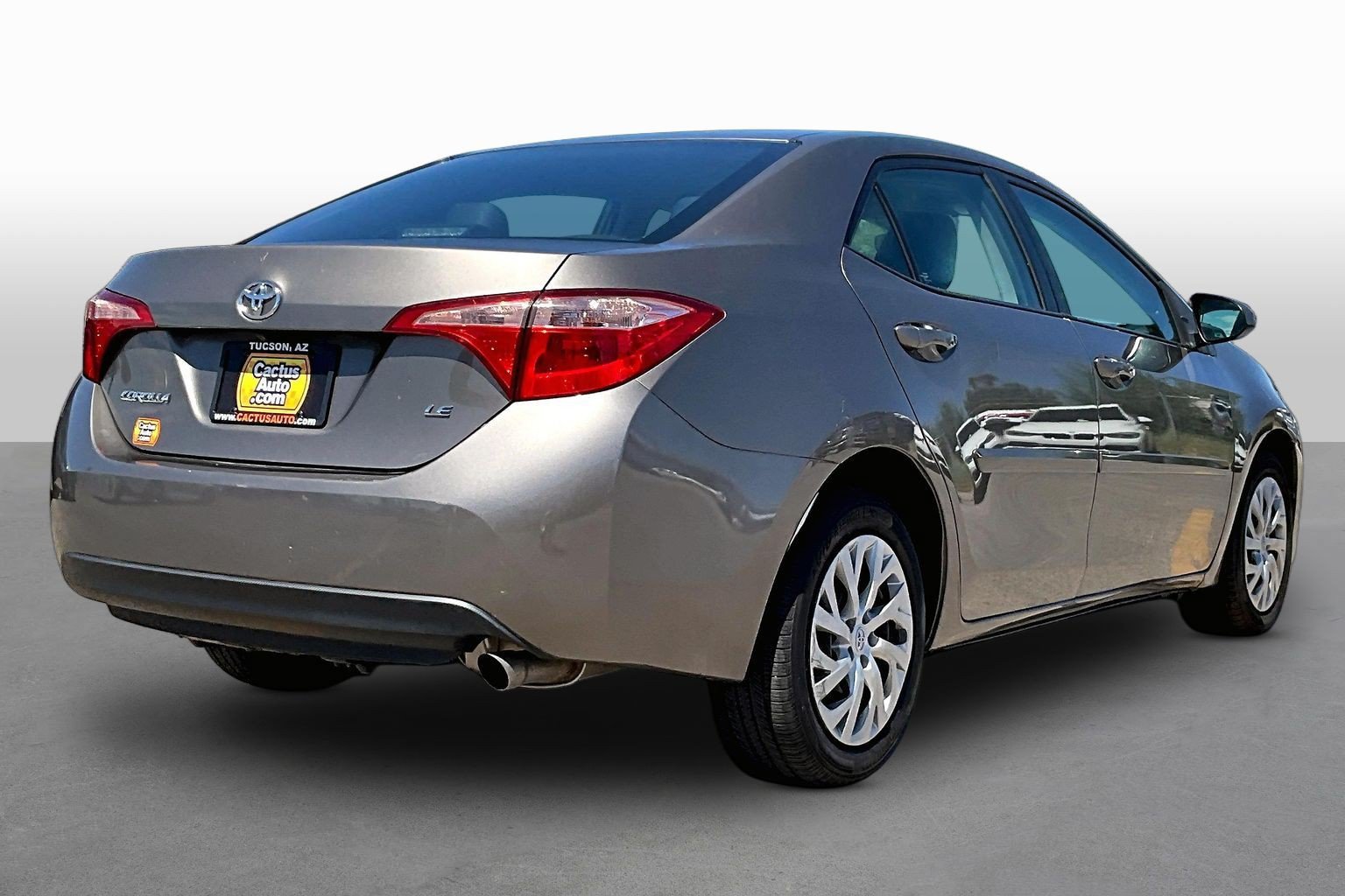 Used 2018 Toyota Corolla LE FWD image 2