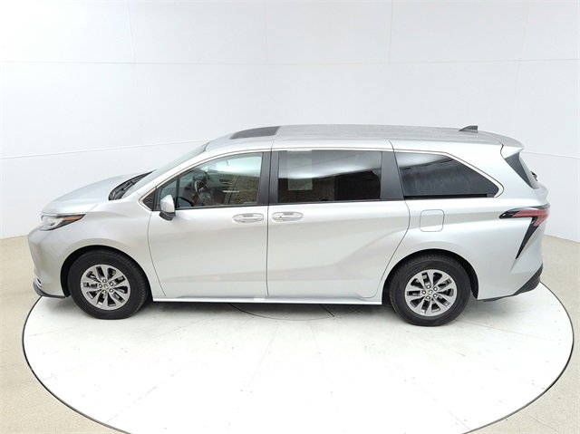 Used 2022 Toyota Sienna XLE image 16