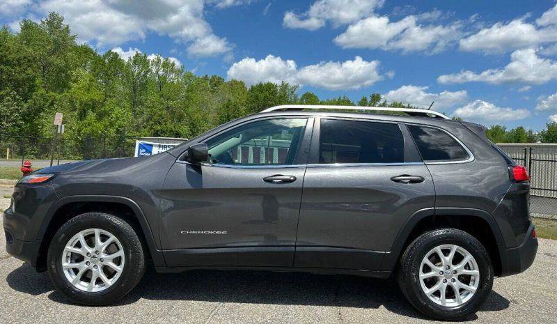Used 2015 Jeep Cherokee Latitude w/ Cold Weather Group AWD/4WD image 4