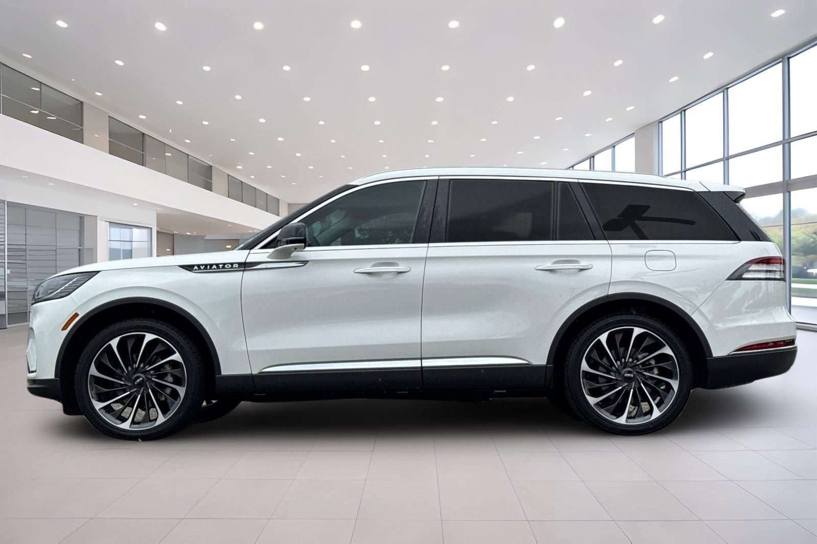 Used 2025 Lincoln Aviator Reserve w/ Luxury Package image 7