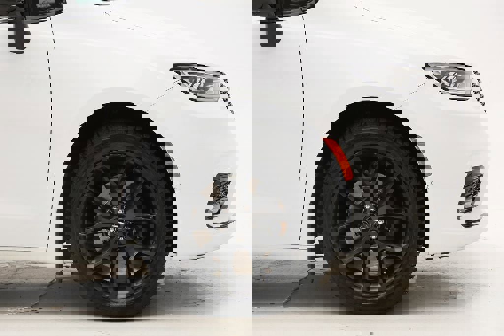 Used 2024 Chrysler Pacifica Limited w/ S Appearance Package image 4