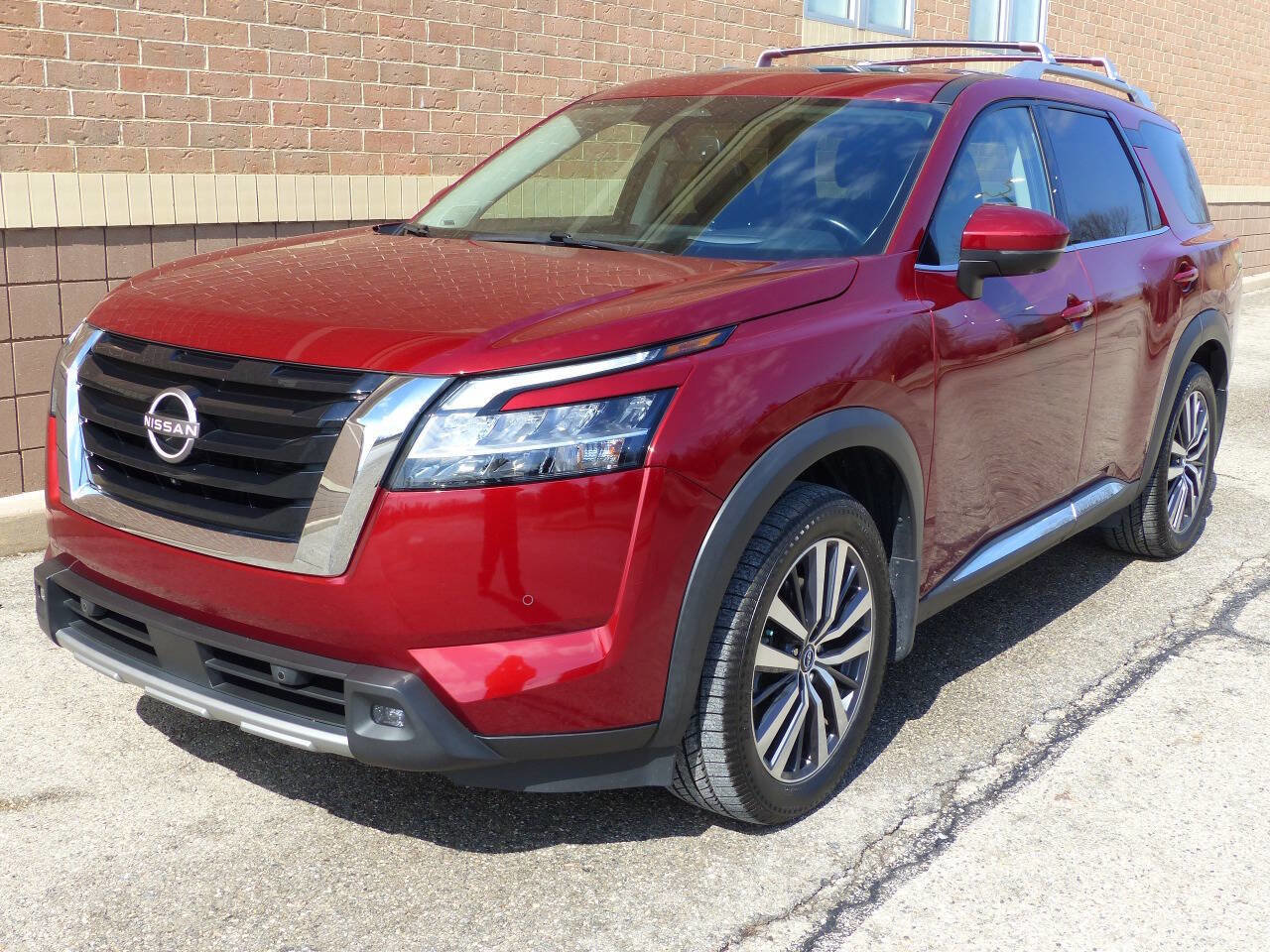 Used 2022 Nissan Pathfinder Platinum w/ Cargo Package FWD image 9