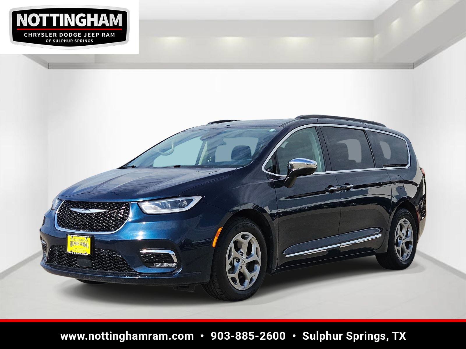 Used 2023 Chrysler Pacifica Limited image 3