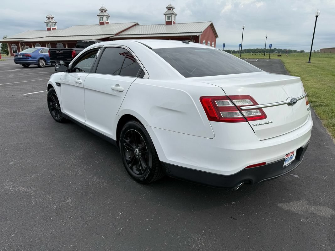 Used 2016 Ford Taurus SE FWD image 3