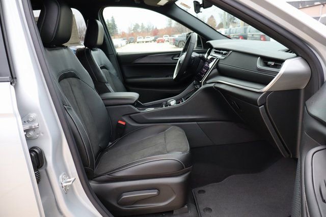 New 2025 Jeep Grand Cherokee Altitude image 41